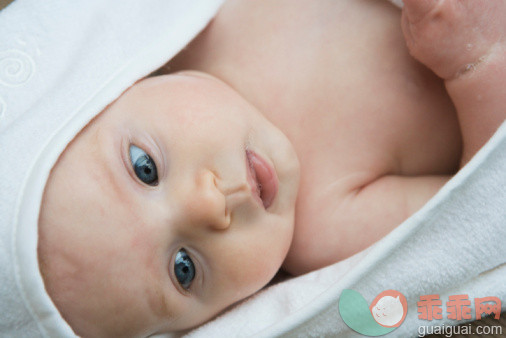 人,室内,人的脸部,人的鼻子,人的嘴_76945838_Close-up of a baby lying wrapped in a towel_创意图片_Getty Images China