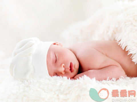 人,床,帽子,生活方式,室内_169943480_Newborn baby boy sleeping in a soft bed._创意图片_Getty Images China