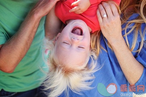 白人,部分,面部表情,家庭,父亲_gic14876589_Boy (2-3) held upside-down by parents_创意图片_Getty Images China