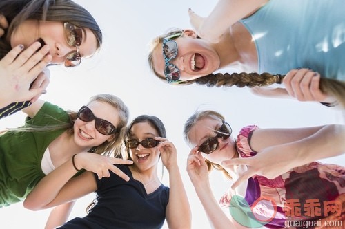 眼部用品,面部表情,笑,人,嬉戏的_gic14876568_Tweens having fun_创意图片_Getty Images China