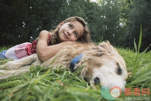 搂着肩膀,金色头发,棕色头发,写实,犬科的_gic14876701_Girl Lying with Dog_创意图片_Getty Images China