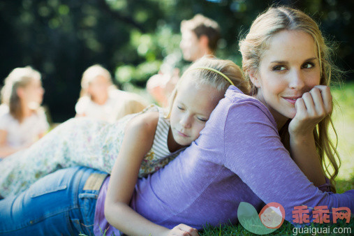 人,环境,自然,度假,户外_478480865_Serene mother and daughter laying in grass_创意图片_Getty Images China