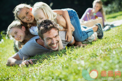 人,环境,自然,度假,户外_478480827_Daughters tackling father in grass_创意图片_Getty Images China