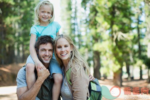 人,环境,自然,度假,四分之三身长_478480871_Smiling family in woods_创意图片_Getty Images China