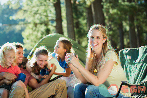 人,饮食,环境,自然,度假_478480847_Smiling family relaxing at campsite in woods_创意图片_Getty Images China