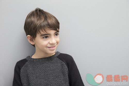 墙,人,休闲装,毛衣,影棚拍摄_gic17799550_Smiling boy at grey wall_创意图片_Getty Images China