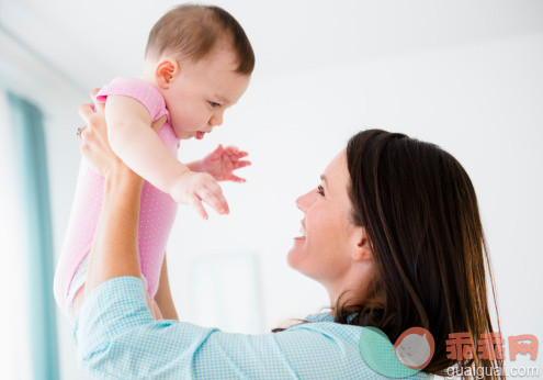 人,室内,30岁到34岁,快乐,白人_160019103_Mother with daughter (6-11 months)_创意图片_Getty Images China