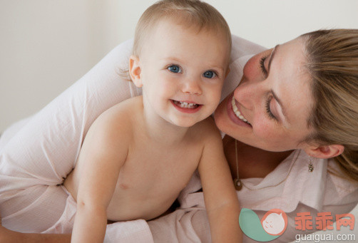 人,生活方式,12到17个月,室内,35岁到39岁_138710325_Caucasian mother hugging baby daughter_创意图片_Getty Images China