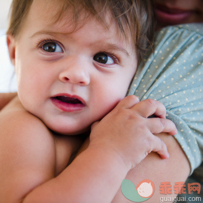 人,休闲装,室内,中间部分,30岁到34岁_135402011_Close up of baby holding onto mother_创意图片_Getty Images China