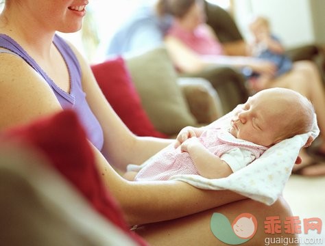 摄影,肖像,父母,母亲,人_AA043485_Mother holding baby girl (0-3 months)_创意图片_Getty Images China