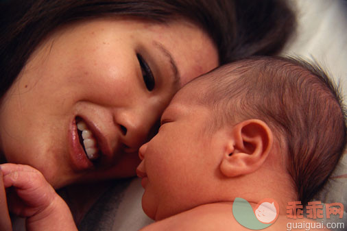 摄影,父母,母亲,人,核心家庭_E009672_Mother with newborn baby_创意图片_Getty Images China