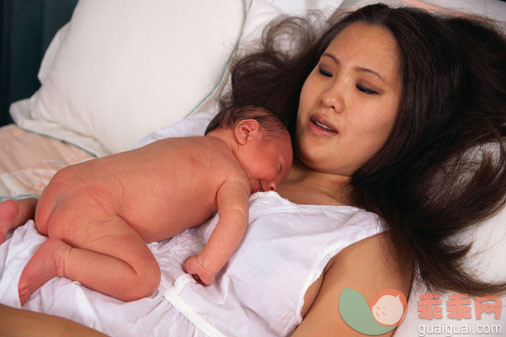 生活方式,摄影,父母,母亲,人_E009673_Newborn lying with mother_创意图片_Getty Images China