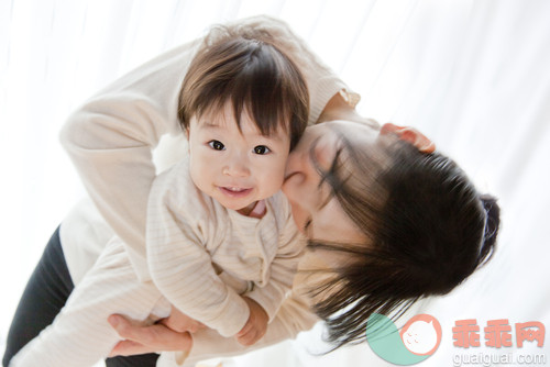 深情的,家庭生活,婴儿期,独生子女家庭,单亲家庭_gic11164983_Baby girl,portrait,being held in her mother's arms and kissed on cheek,elevated view (blurred motion)_创意图片_Getty Images China