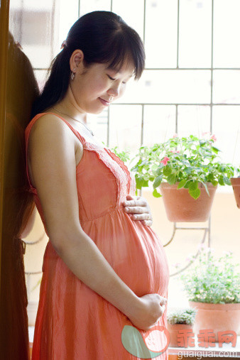 人,室内,25岁到29岁,满意,怀孕_117493832_Happy pregnant woman_创意图片_Getty Images China