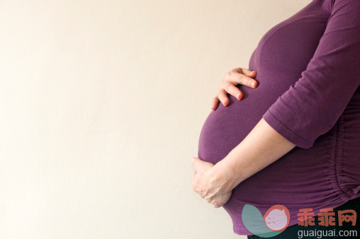 白色,明亮,人,休闲装,室内_155154558_Pregnant Woman Holding Her Belly_创意图片_Getty Images China