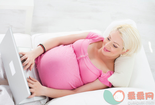 人,住宅内部,沙发,沟通,商务_506911785_Pregnant woman using computer at home_创意图片_Getty Images China