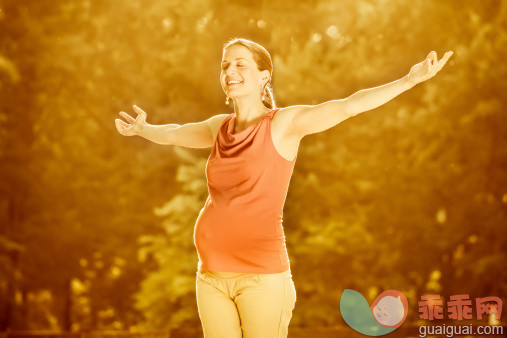 人,概念,生活方式,自然,户外_168328995_Happy pregnant woman spreading her arms_创意图片_Getty Images China