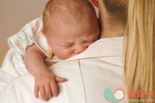 Y50624,摄影,父母,母亲,人_200194666-001_Female nurse holding newborn baby girl (0-3 months)_创意图片_Getty Images China