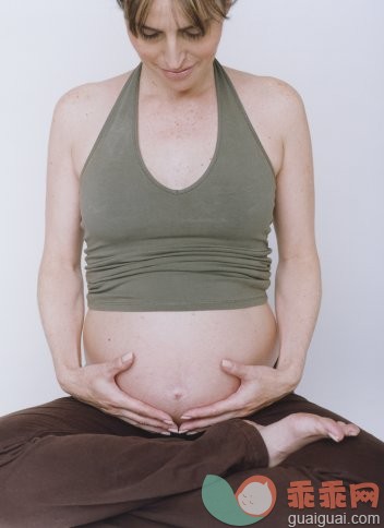 瑜伽,莲花坐式,主题,休闲活动,健康保健_6612-000196_Pregnant Woman doing Yoga_创意图片_Getty Images China