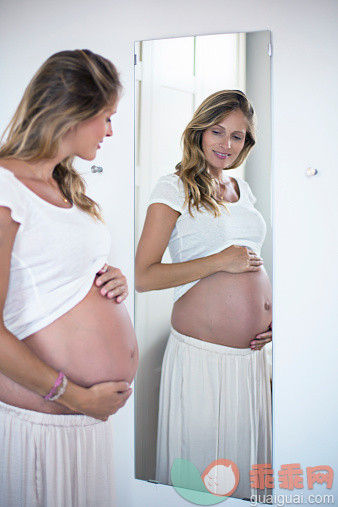 人,风格,休闲装,镜子,生活方式_513989693_Pregnant woman in mirror_创意图片_Getty Images China