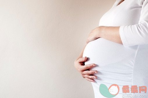 白色,明亮,人,休闲装,室内_155386641_Pregnant Woman Holding Her Belly_创意图片_Getty Images China