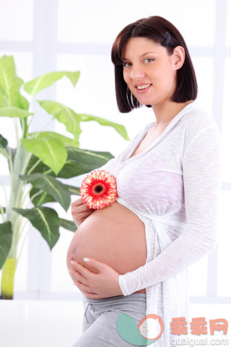 白色,人,生活方式,健康保健,快乐_157587573_Pregnant woman with flower._创意图片_Getty Images China