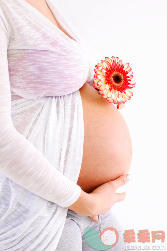 白色,人,自然,健康保健,爱的_157589130_Pregnant woman with flower._创意图片_Getty Images China