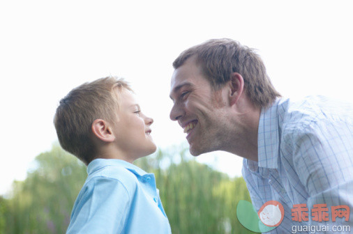 人,休闲装,户外,30岁到34岁,快乐_200538193-001_Father and son (6-8) smiling at each other in park, close-up_创意图片_Getty Images China