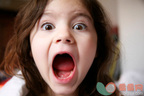 人,室内,褐色眼睛,恐惧,棕色头发_101557460_Seven year old girl yelling at camera_创意图片_Getty Images China