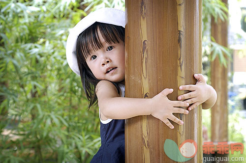 摄影,人,白昼,柱子,帽子_gic3609484_东方儿童_创意图片_Getty Images China