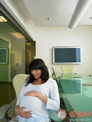 健康保健,技术,摄影,室内,躯干_57532414_Pregnant woman rubbing her belly_创意图片_Getty Images China