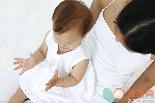 白色,人,连衣裙,12到17个月,室内_gic14000588_Baby girl sitting on lap of her mother clapping hands_创意图片_Getty Images China