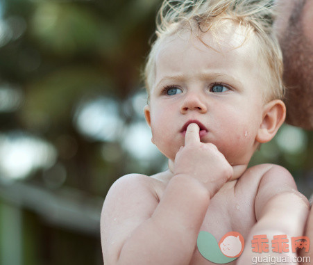 人,12到17个月,户外,蓝色眼睛,金色头发_138282372_Some serious thoughts_创意图片_Getty Images China