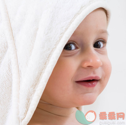 人,浴衣,影棚拍摄,满意,微笑_140370576_Baby boy wearing bathrobe_创意图片_Getty Images China