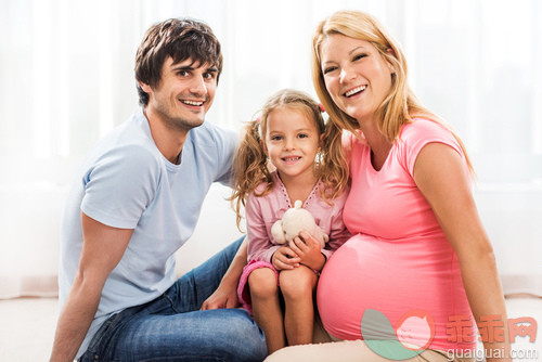 人,生活方式,室内,白人,怀孕_gic14174637_Young happy family._创意图片_Getty Images China