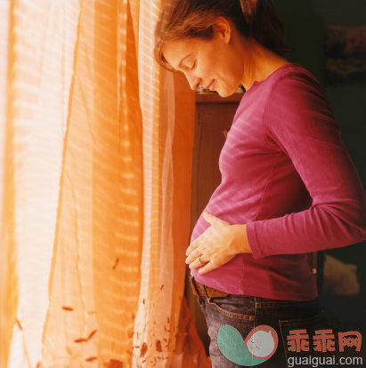 健康保健,人类生殖,摄影,Y50701,肖像_6410-000692_Pregnant Woman Holds Stomach_创意图片_Getty Images China