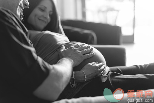 人,沙发,室内,怀孕,起居室_566180783_Man touching pregnant woman's stomach at home_创意图片_Getty Images China