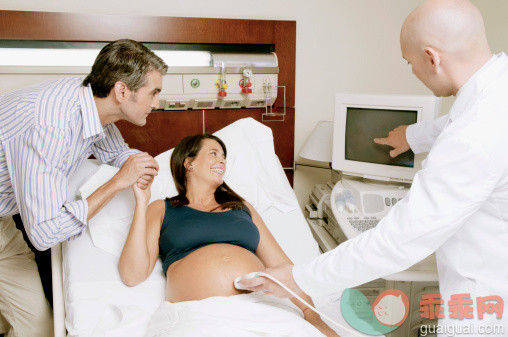 测量,人,制服,人生大事,技术_126173396_Pregnant woman going through an ultrasound scan_创意图片_Getty Images China