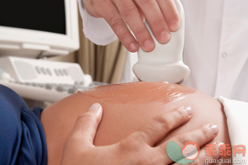 测量,书房,人,沟通,计算机设备_126174556_Pregnant woman going through an ultrasound scan_创意图片_Getty Images China