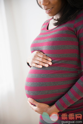 人,连衣裙,人生大事,室内,中间部分_557475467_Black pregnant woman admiring her stomach_创意图片_Getty Images China