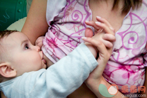 母亲,摄影,人,休闲装,婴儿服装_130897198_Mother and baby hold hands, while breast feeding._创意图片_Getty Images China