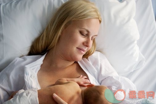 摄影,父母,母亲,室内,饥饿的_71061610_A mother breast feeding a baby._创意图片_Getty Images China