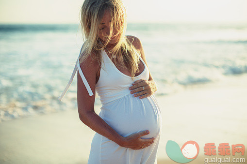 人,连衣裙,生活方式,自然,度假_475642516_Pregnant woman on the beach_创意图片_Getty Images China