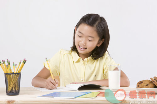 人,衣服,教育,桌子,书_gic5377132_Girl studying at desk_创意图片_Getty Images China