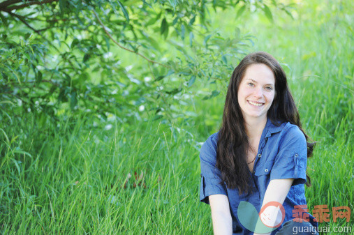 人,环境,自然,户外,25岁到29岁_158926483_Smiling woman sitting in grass_创意图片_Getty Images China