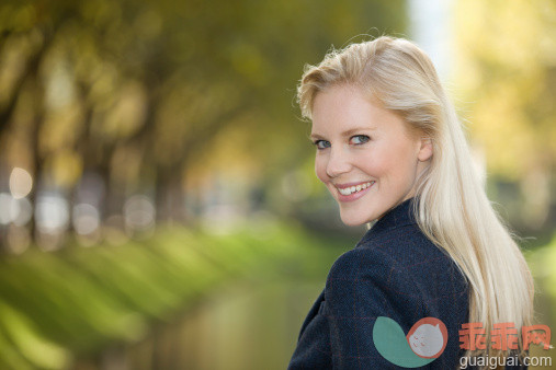 人,着装得体,运河,户外,25岁到29岁_160923087_Europe, Germany, North Rhine Westphalia, Duesseldorf, Young woman smiling, portrait_创意图片_Getty Images China