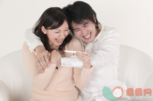 概念,图像,摄影,构图,所有人物_78838491_Couple looking at pregnancy test_创意图片_Getty Images China