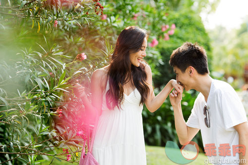 一对,公园,站,植物繁盛,白色_fb53c2ccc_甜蜜情侣在花园_创意图片_Getty Images China
