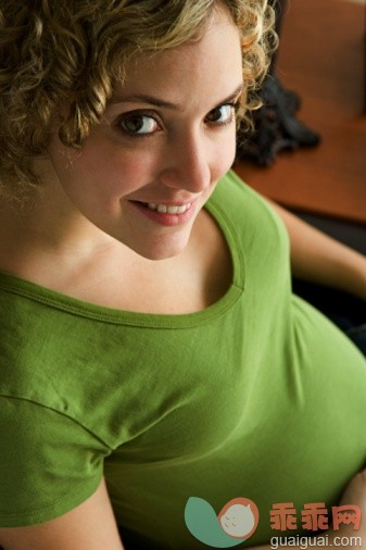 概念,肖像,摆拍,视角,构图_71334449_Portrait of a woman five months pregnant._创意图片_Getty Images China
