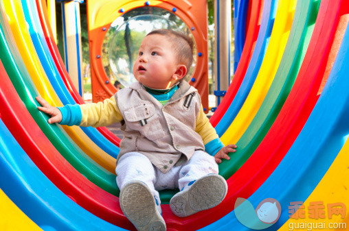 人,婴儿服装,12到17个月,户外,坐_142875861_Little boy sits on rainbow_创意图片_Getty Images China